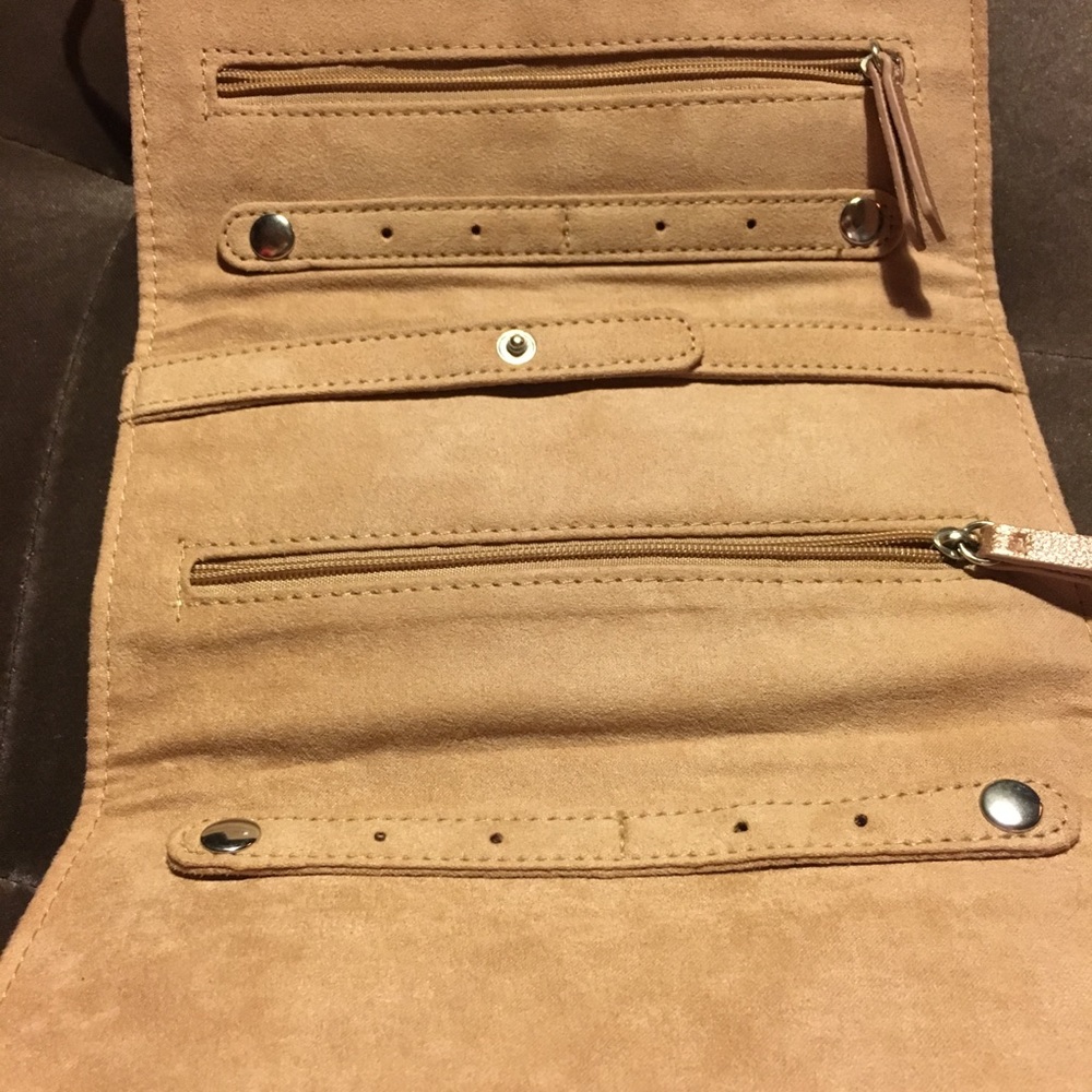 FREE GIFT ๐ ๐ Travel Jewelry Pouch ๐ - Picture 3 of 5